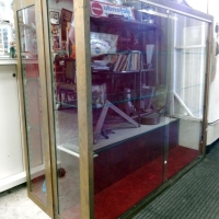 2 anciennes vitrines en laiton